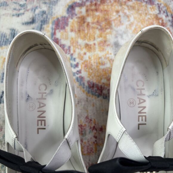 Chanel Patent Mary Jane CC Bow Pumps - Picture 9 of 16